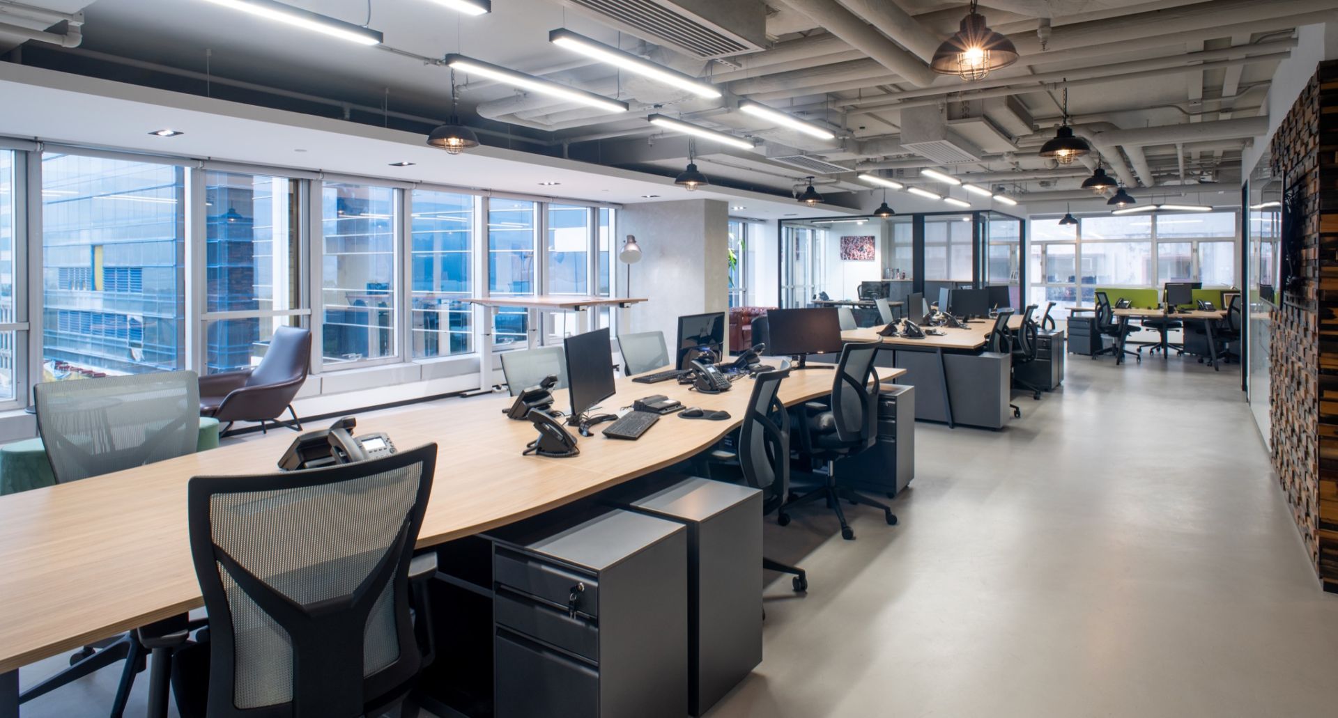 Warm, industrial open workspace in Island East - Interspace